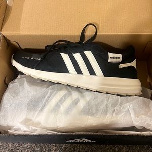 Brand New Adidas Retrorun women’s Size 9